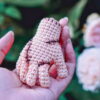 Mão Wandinha Amigurumi - Receita em Portugue
