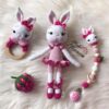 Receita Coelha, prendedor e chocalho Amigurumi